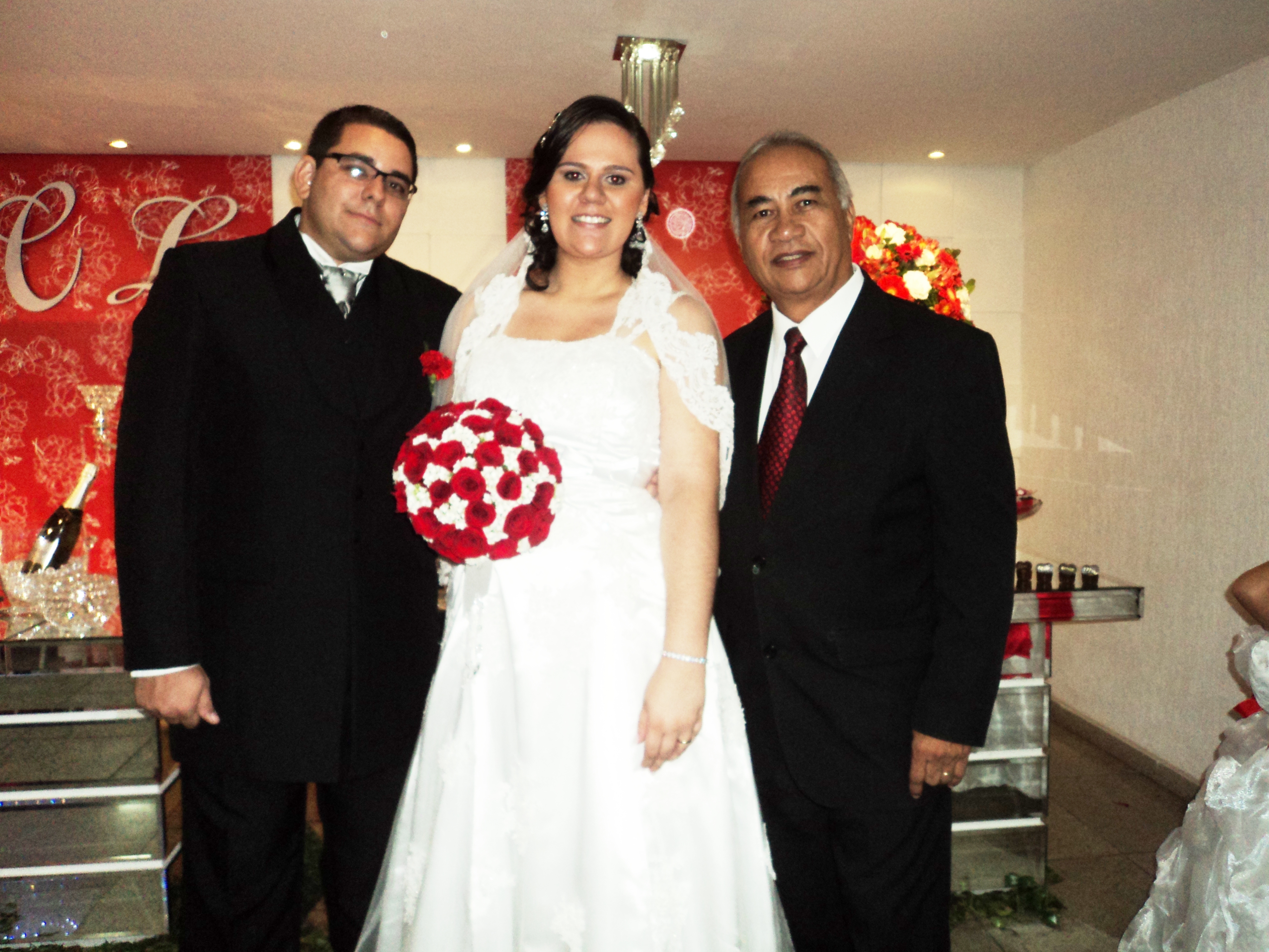 Os noivos Luiz e Carol Guedes com Túlio de Pinho.