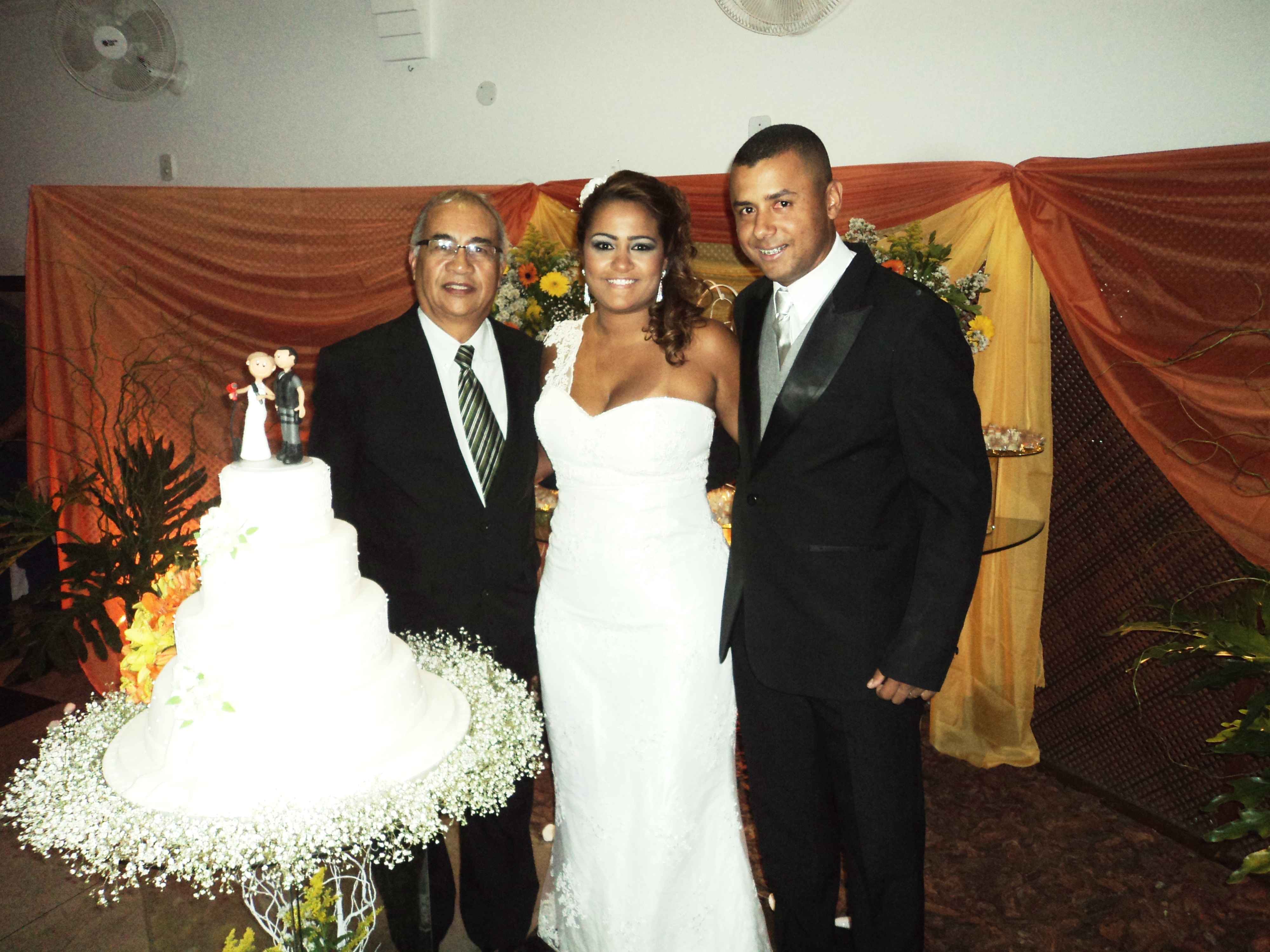 Na foto Túlio de Pinho à esquerda com os noivos Fernanda e Renato.