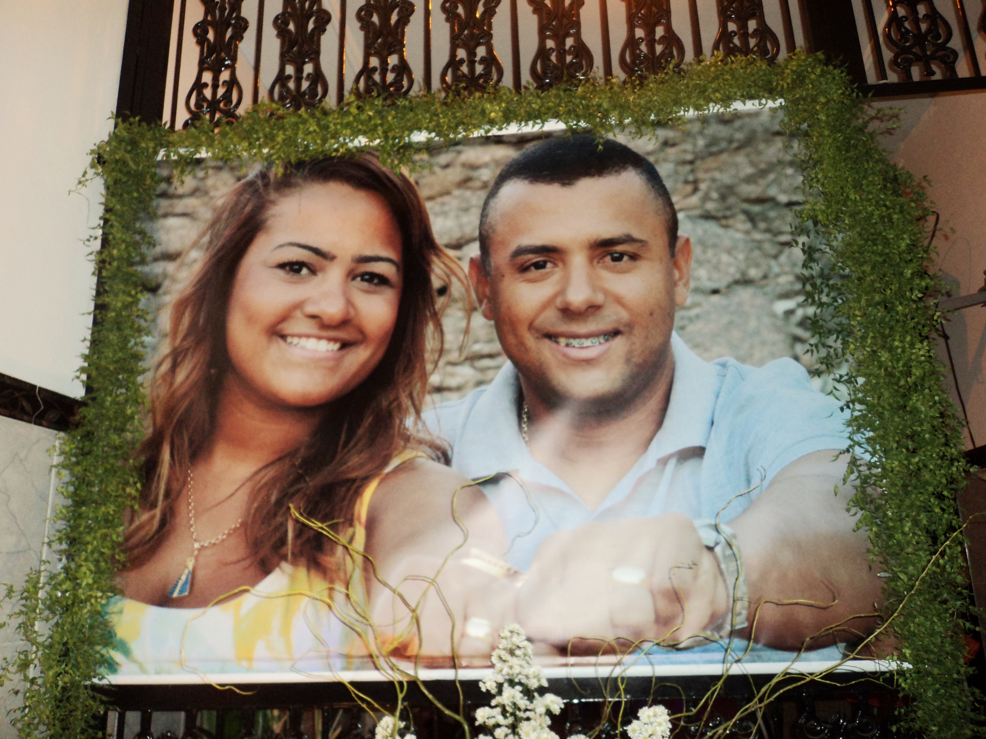 Na foto um banner do casal de noivos Fernanda e Renata.