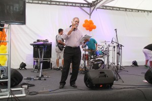 Foto de Túlio de Pinho no palco apresentando evento Vale.