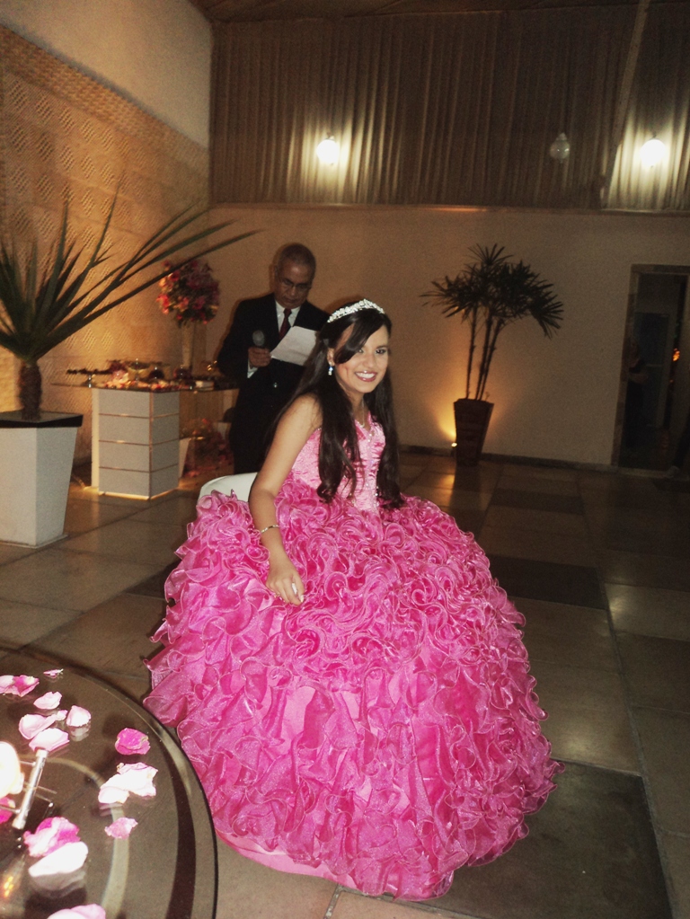 A linda debutante Amanda durante apresentação do seu cerimonial.