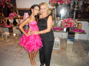 Na foto a debutante Vitoria de vermelho e a cerimonialista Midiam Ganimi.