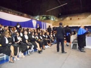 Momento da formatura com todos os formandos posicionados.