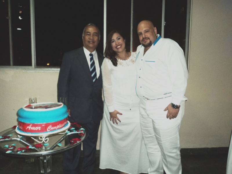Foto de Túlio, á esquerda, com os noivos Ana e Léo, logo depois da cerimônia.