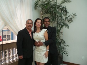 Foto Túlio com noivos cintia e Mario no cartório