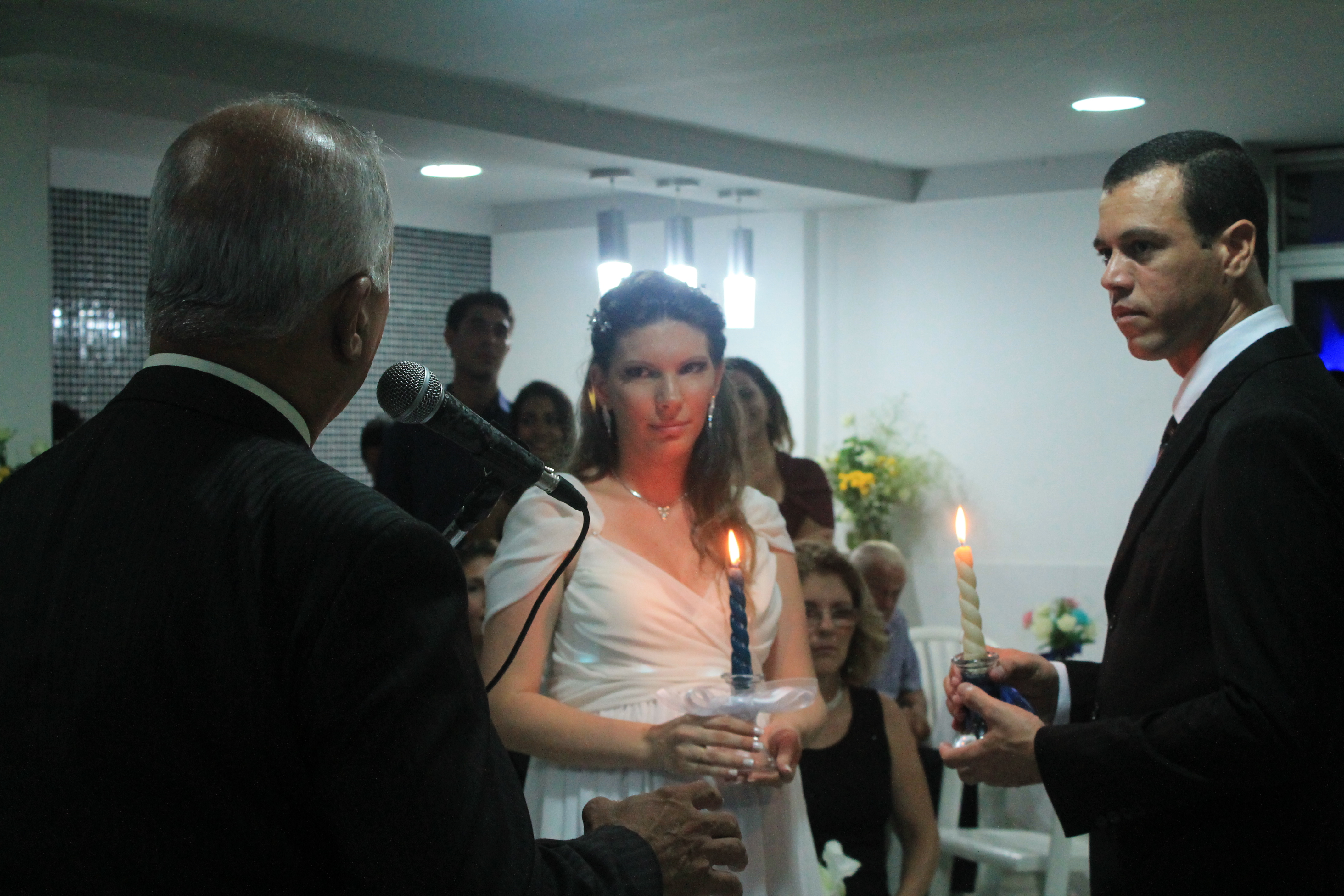 Foto do momento da cerimônia de celebração de casamento. Foto de Thais Pinho.
