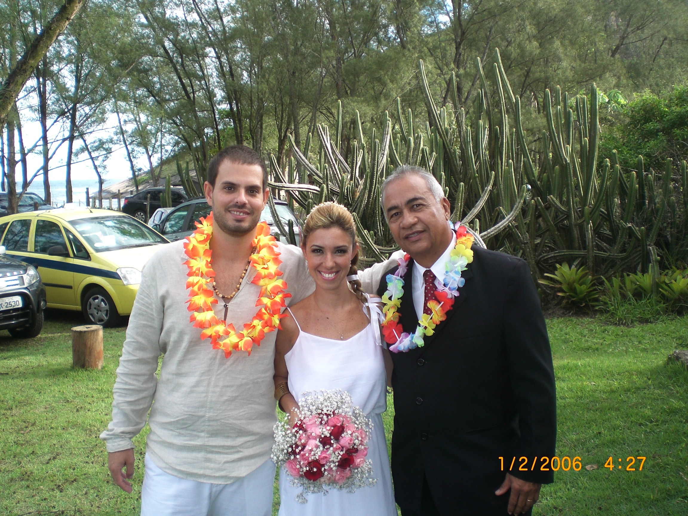 Foto noivos Julio e Sabrina com Túlio, à direita, no Grumari Beach Garden