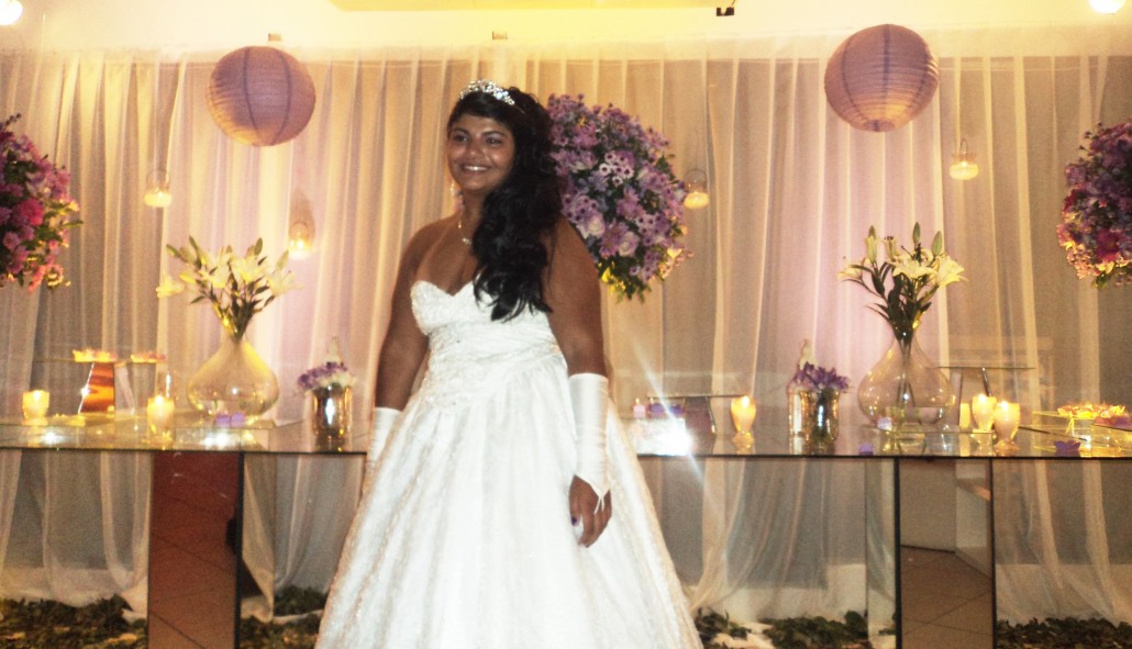 Na foto a linda debutante Karen Pinheiro logo depois do seu cerimonial em foto especial para nosso site.