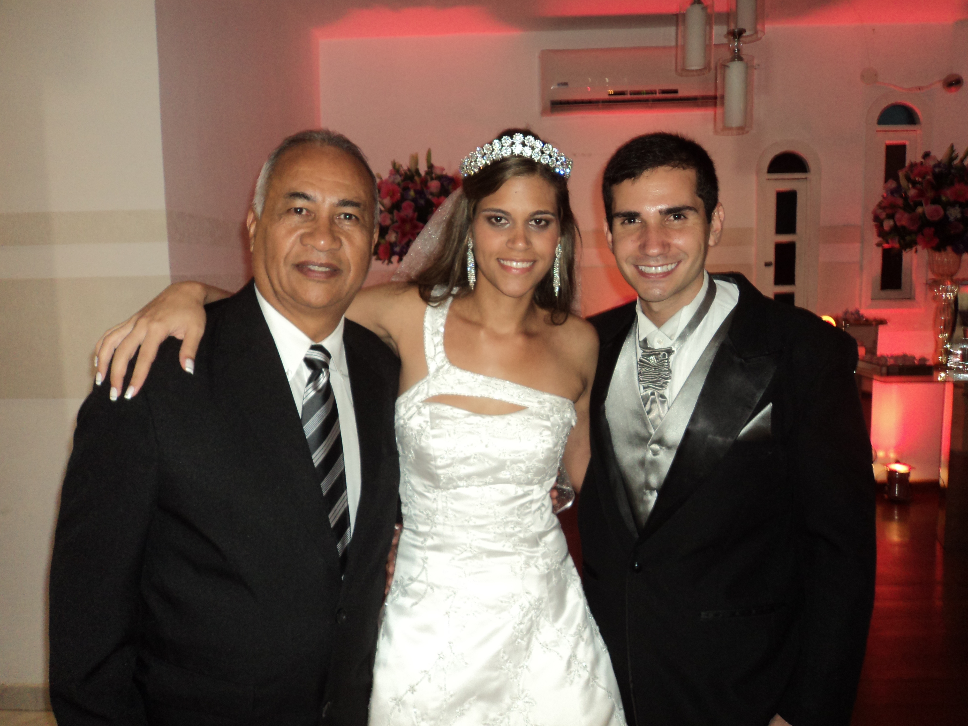 Na foto Túlio à esquerda com os noivos Carol e Francesco