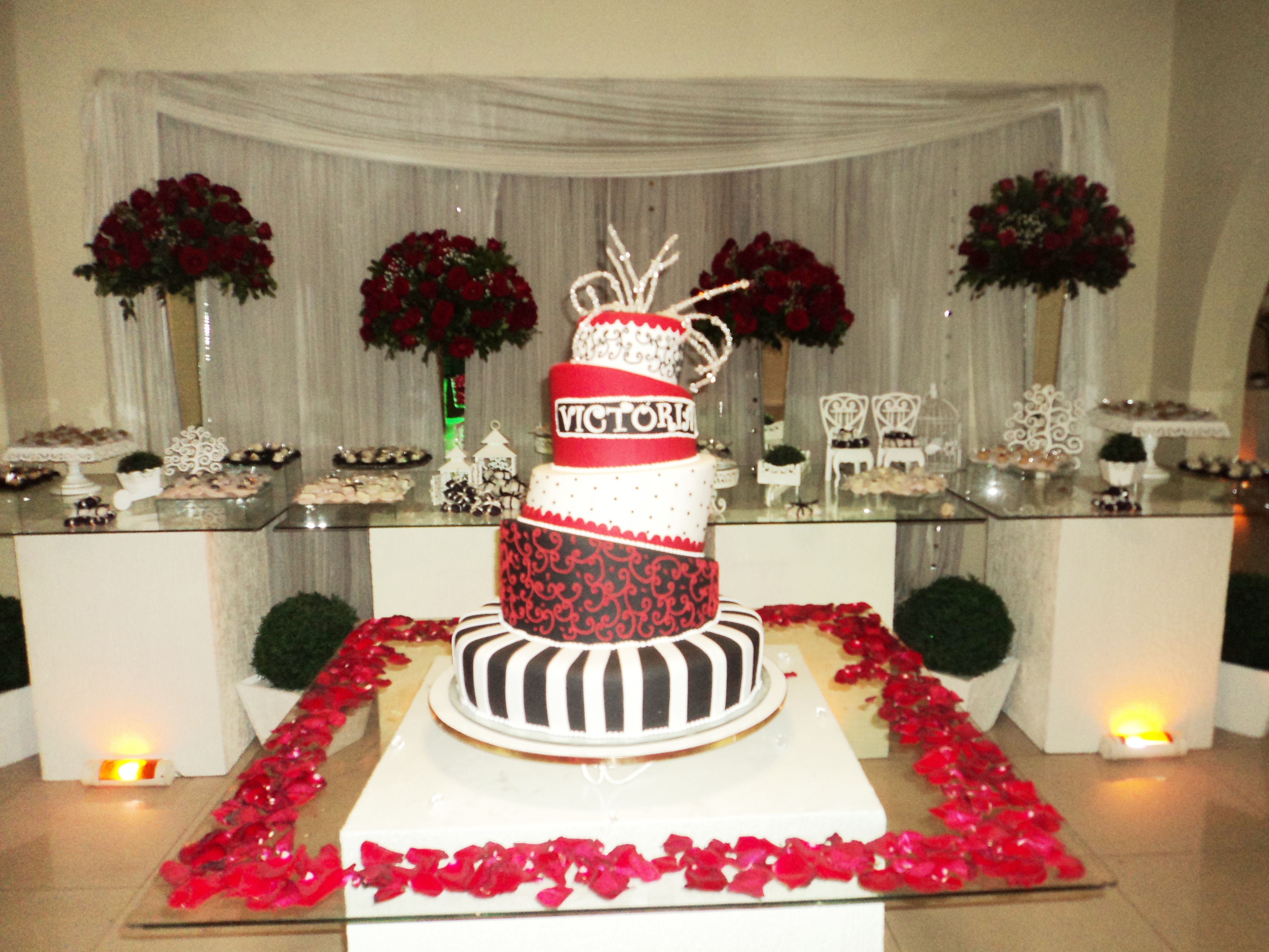 Mesa do bolo da festa da debutante Victória.