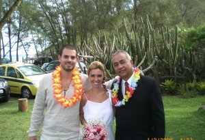 Os noivos Julio, Sabrina com Túlio à direita 