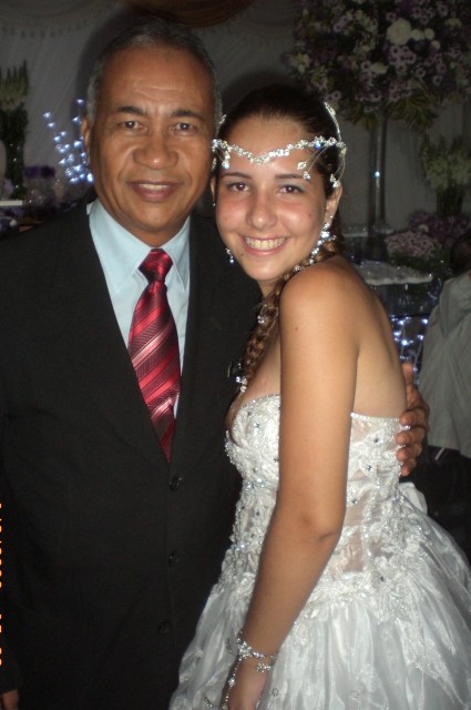 Foto do Mestre de cerimônias Túlio de Pinho com a aniversariante Stefanny