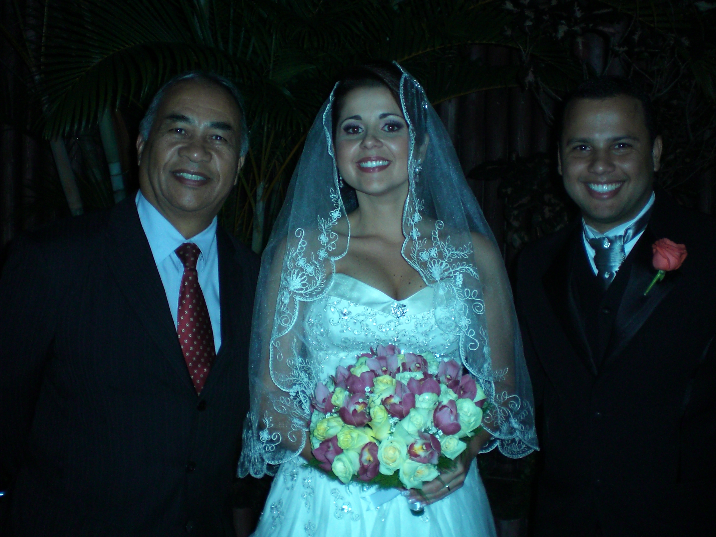 Túlio de Pinho e o casal Vanessa e Marcelo. 
