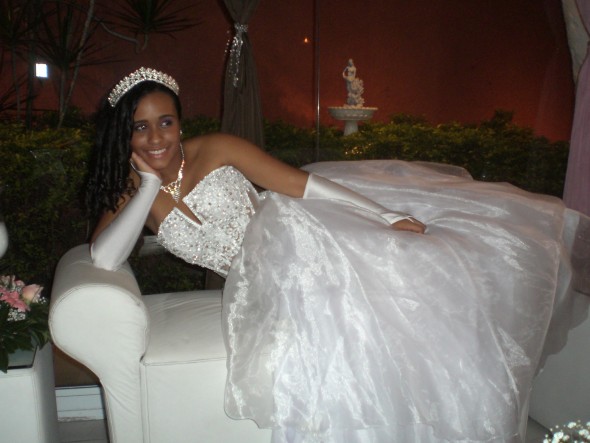 A linda debutante Rayane Nogueira logo após o cerimonial 