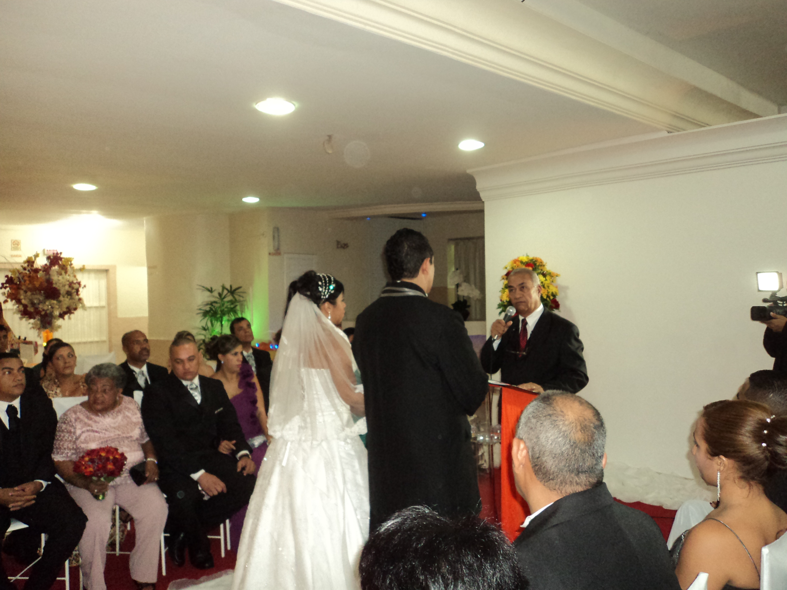 Fotos Túlio de Pinho com os noivos e durante a cerimônia de casamento.