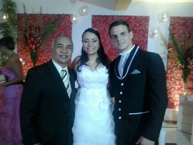 Na foto Túlio de Pinho com os noivos Lilian e Bruno
