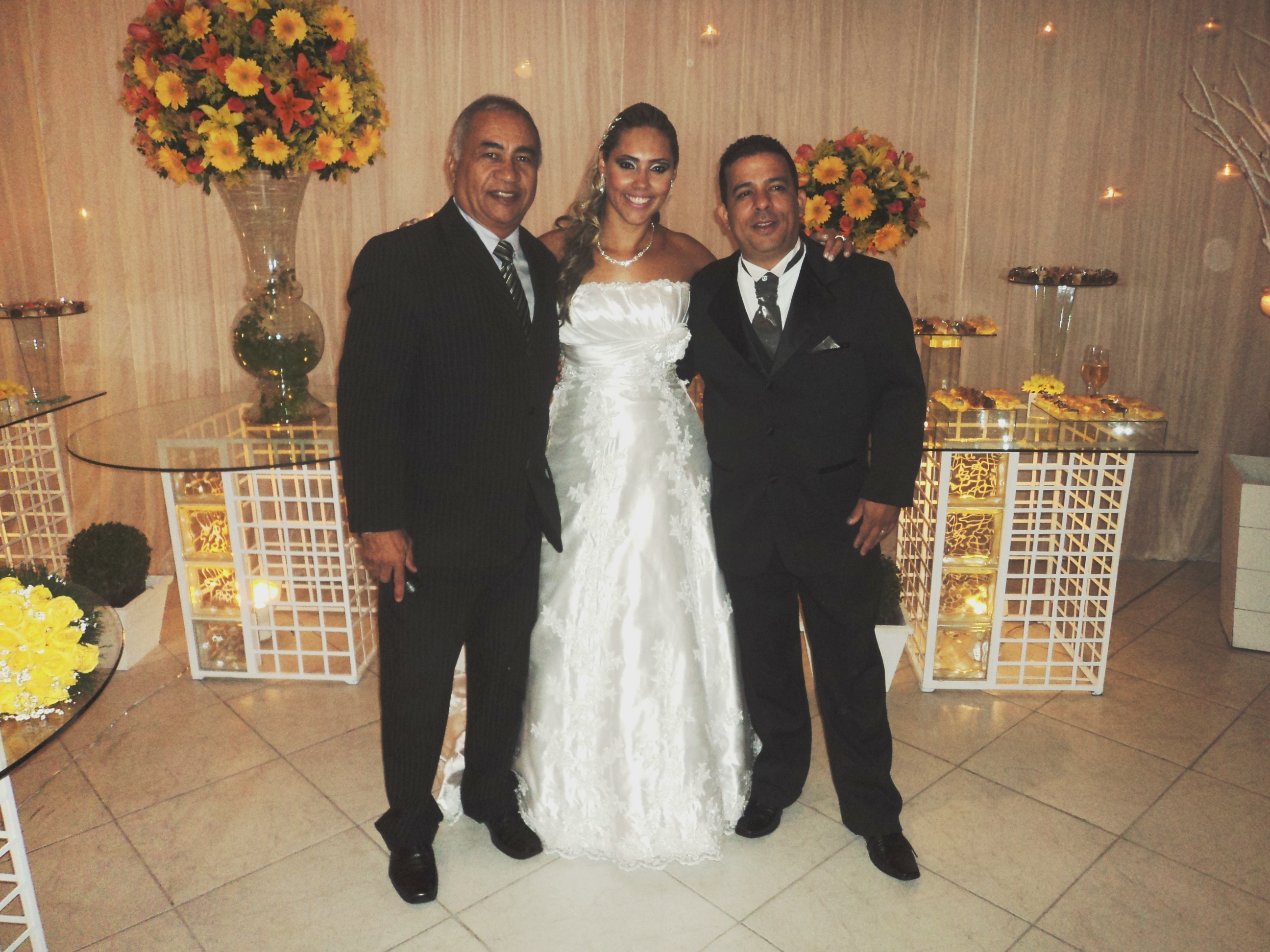 Na foto Túlio de Pinho com os noivos Andresa e Atila