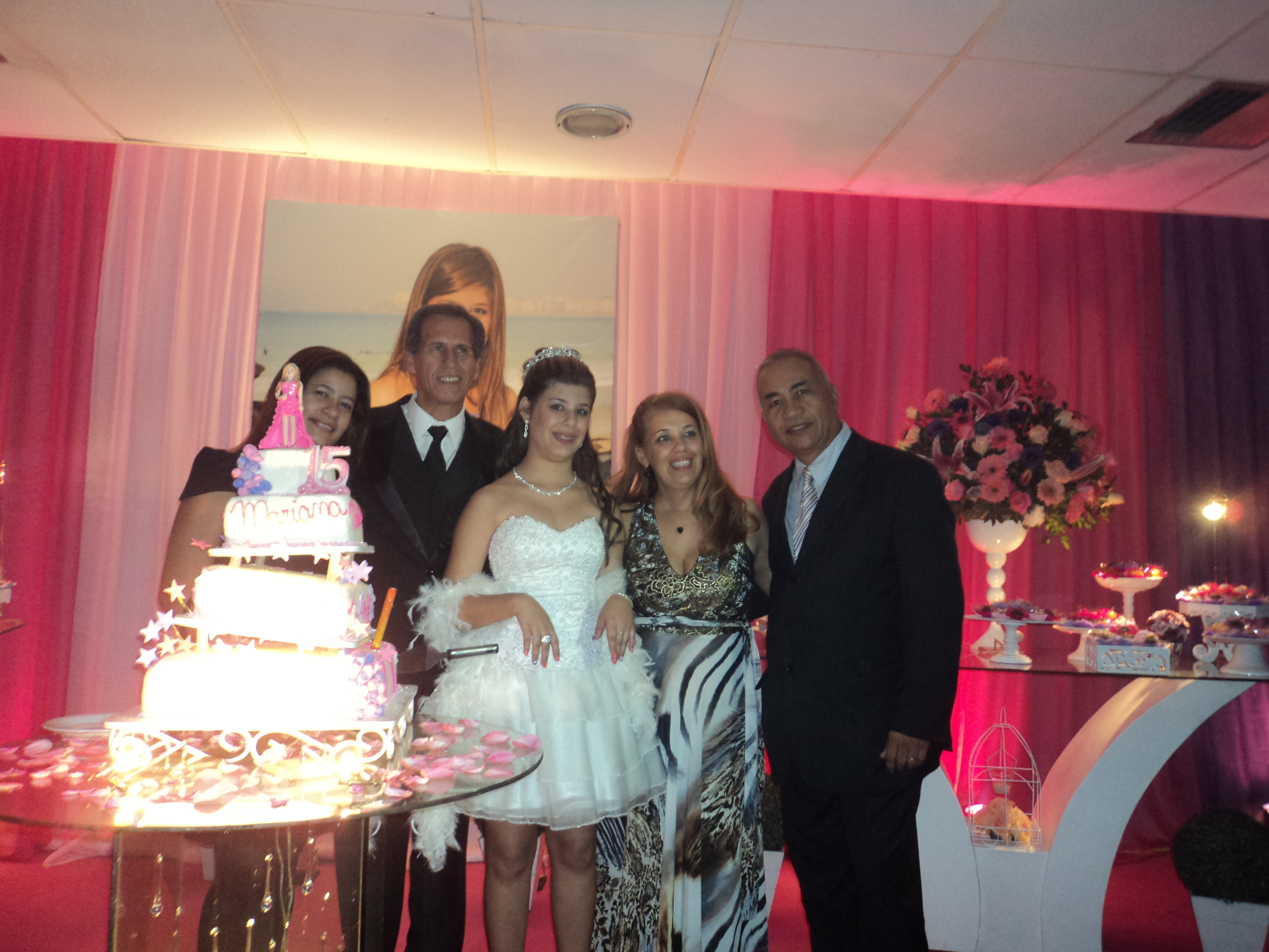 Na foto a debutante Mariana ladeada por seus pa