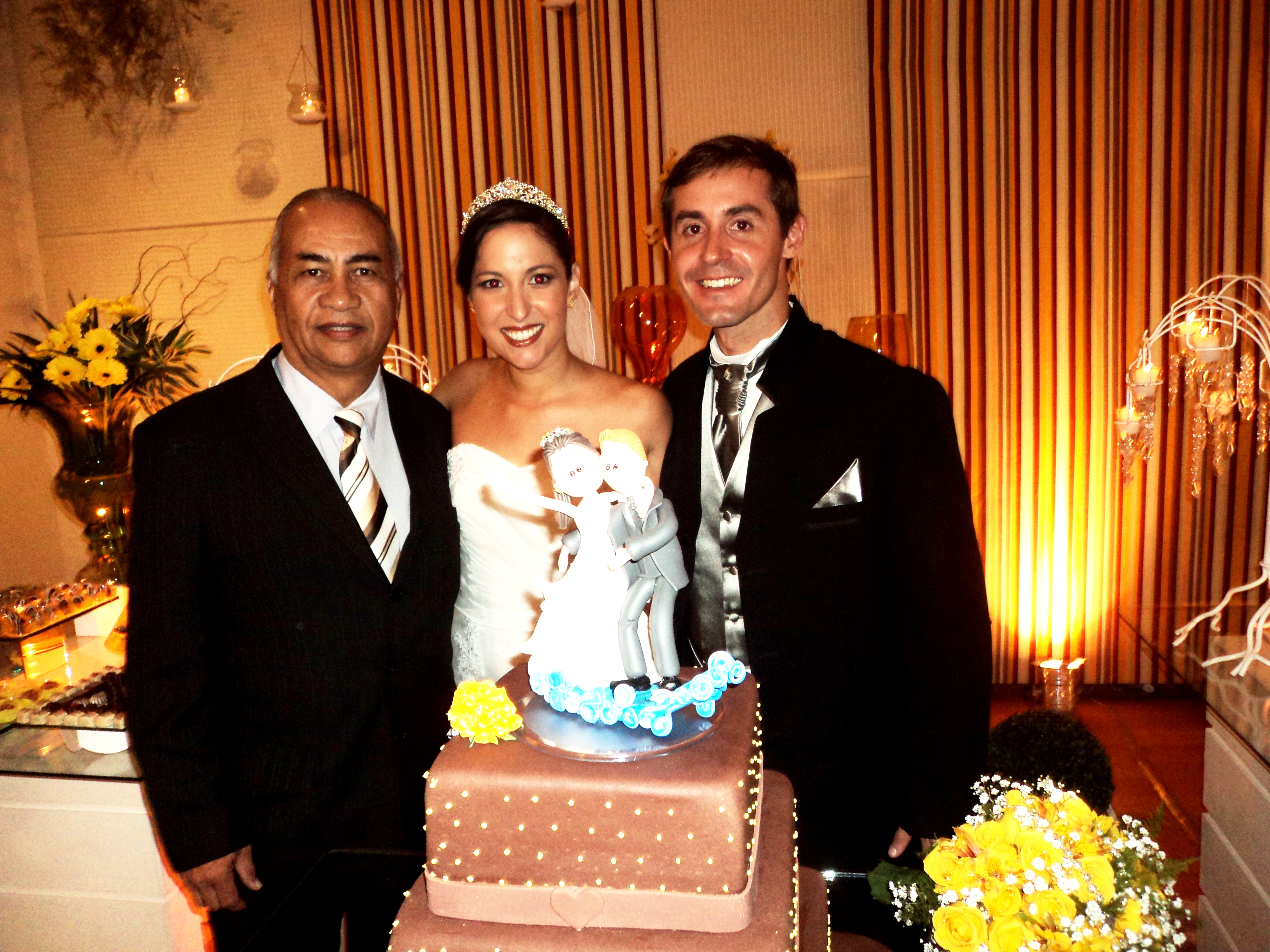 Na foto Túlio à esquerda com os noivos Paula e Bruno. 