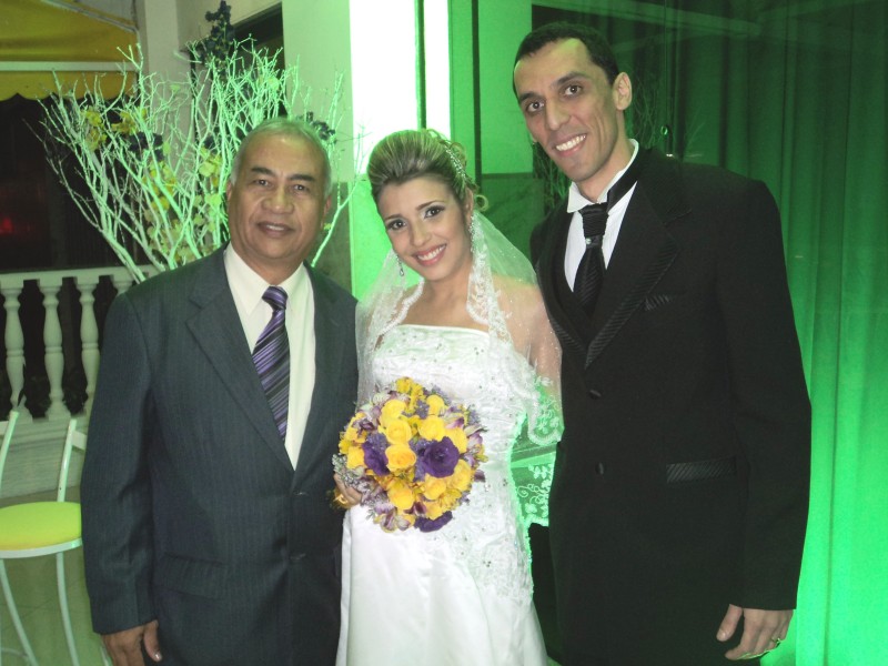Foto de Túlio com os noivos Paola e Raphael