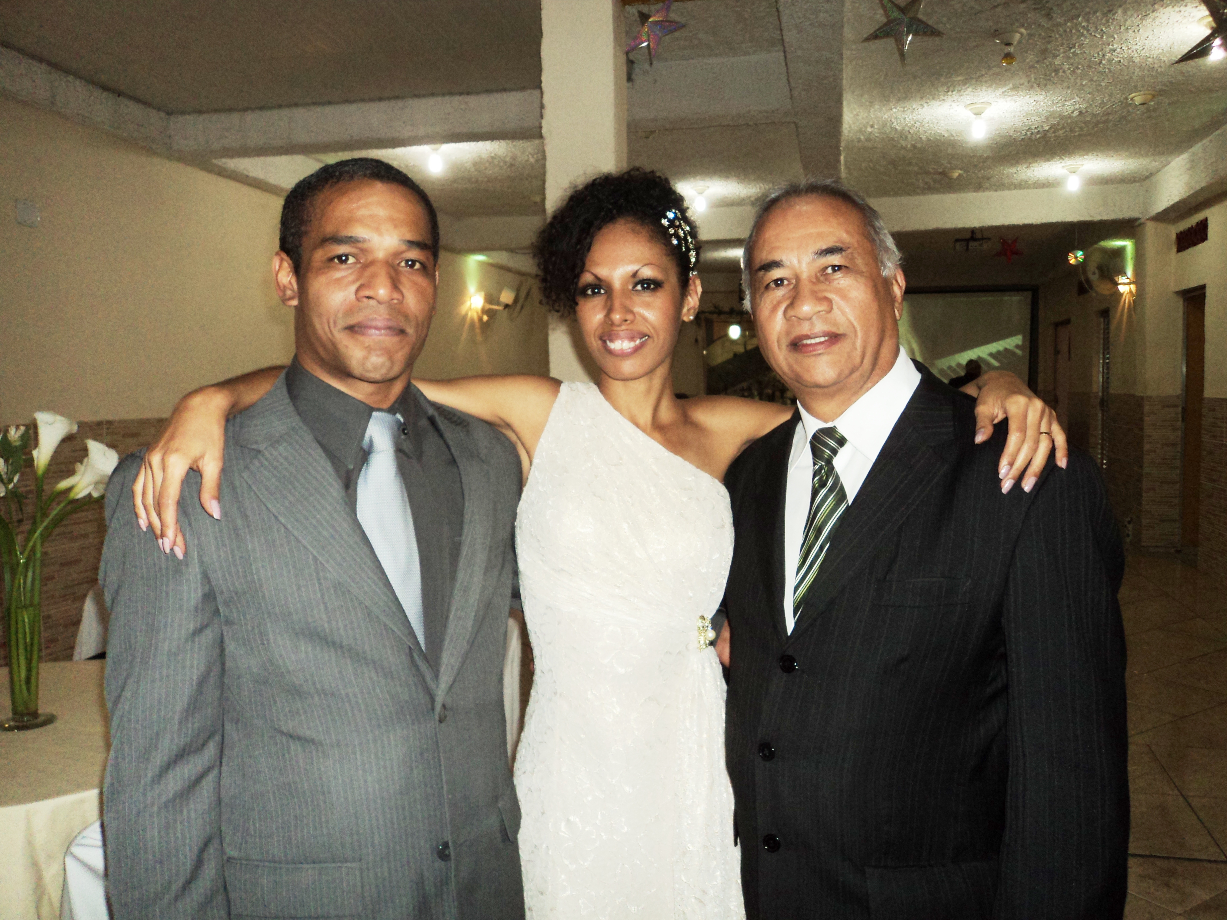 Na foto os noivos Wallace e Fabiana com Túlio, à direita, logo após a cerimônia.
