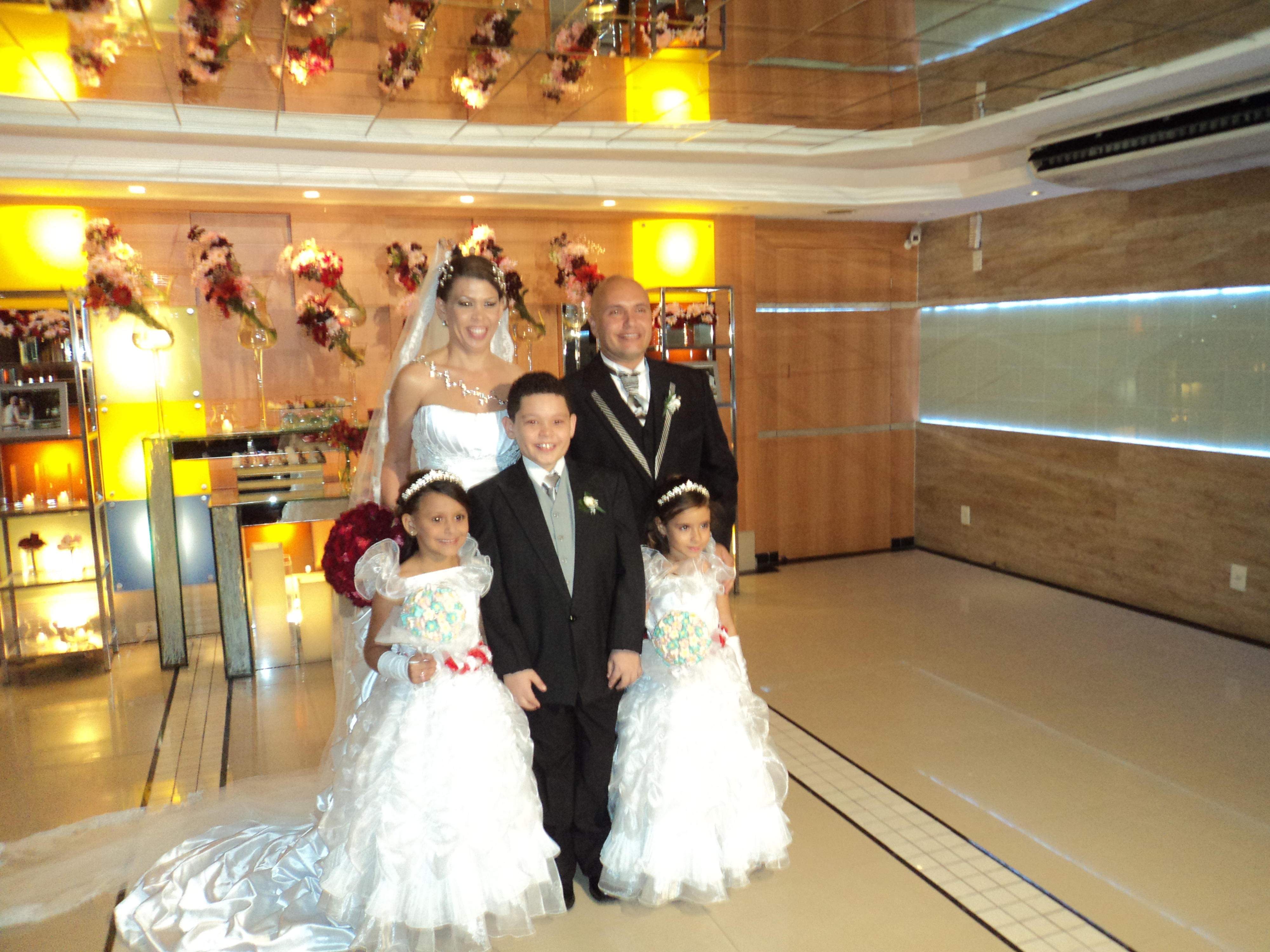 Foto dos noivos Valéria e Anderson com daminhas e pajem do casamento