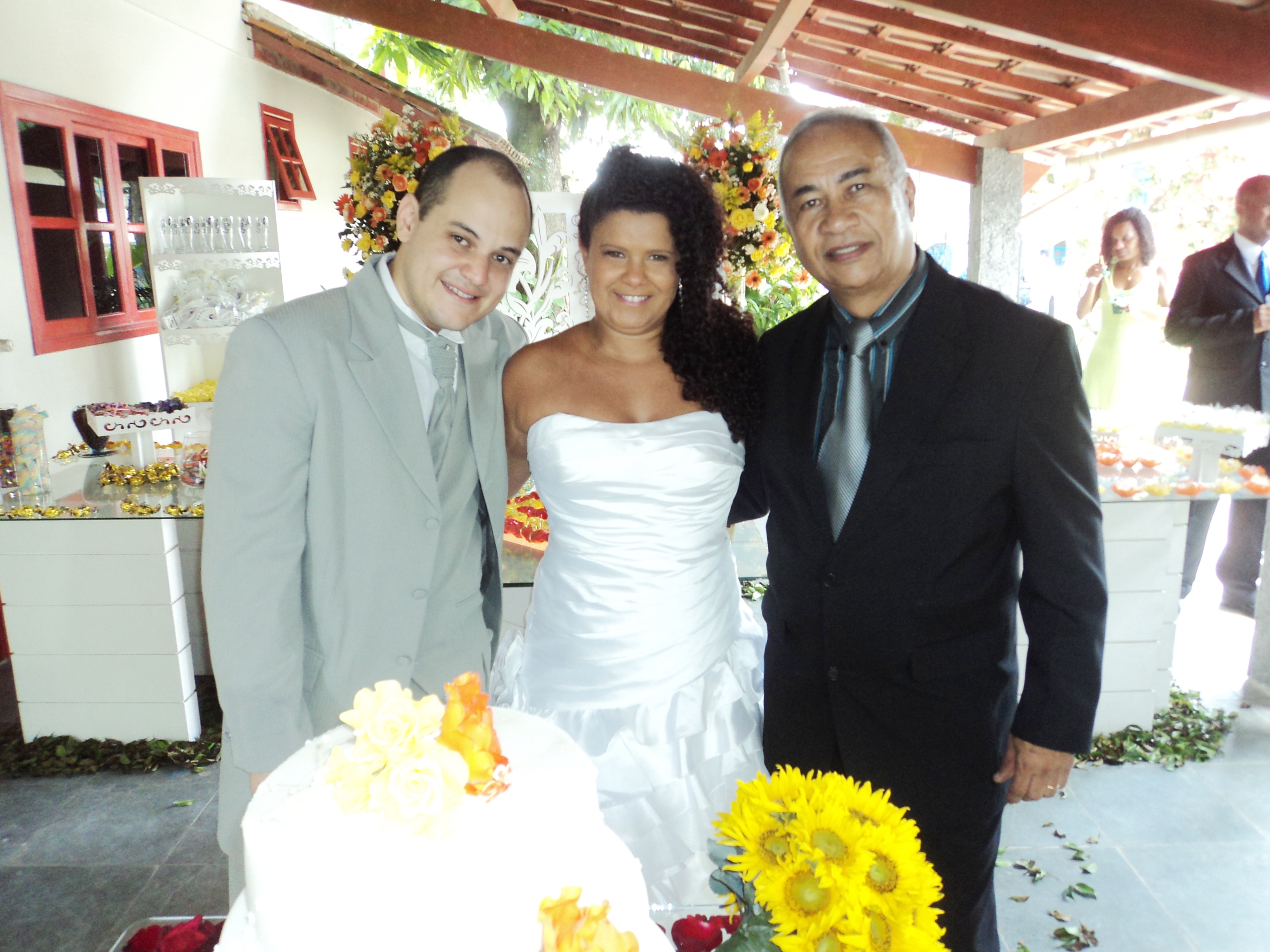 FOTO BOA TULIO COM NOIVOS CÁSSIO E SIMONE