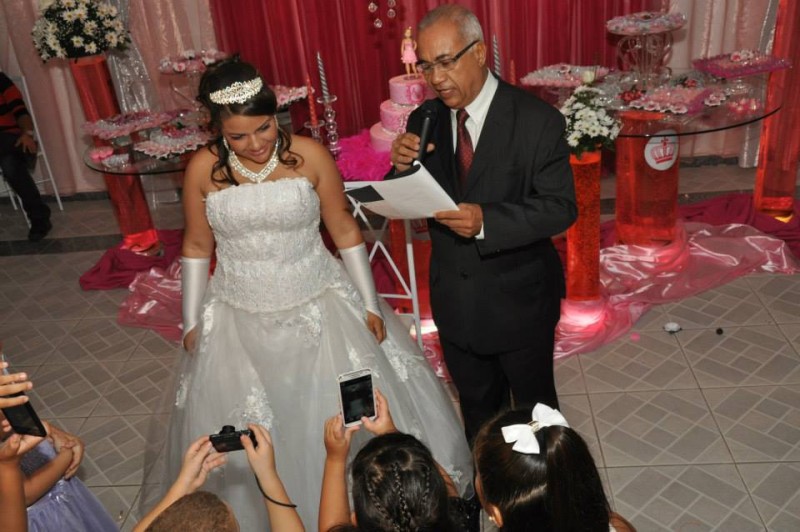 Na foto o momento do cerimonial da debutante Ana Beatriz na Casa de festas Hoje tem Alegria, em Curicica,RJ