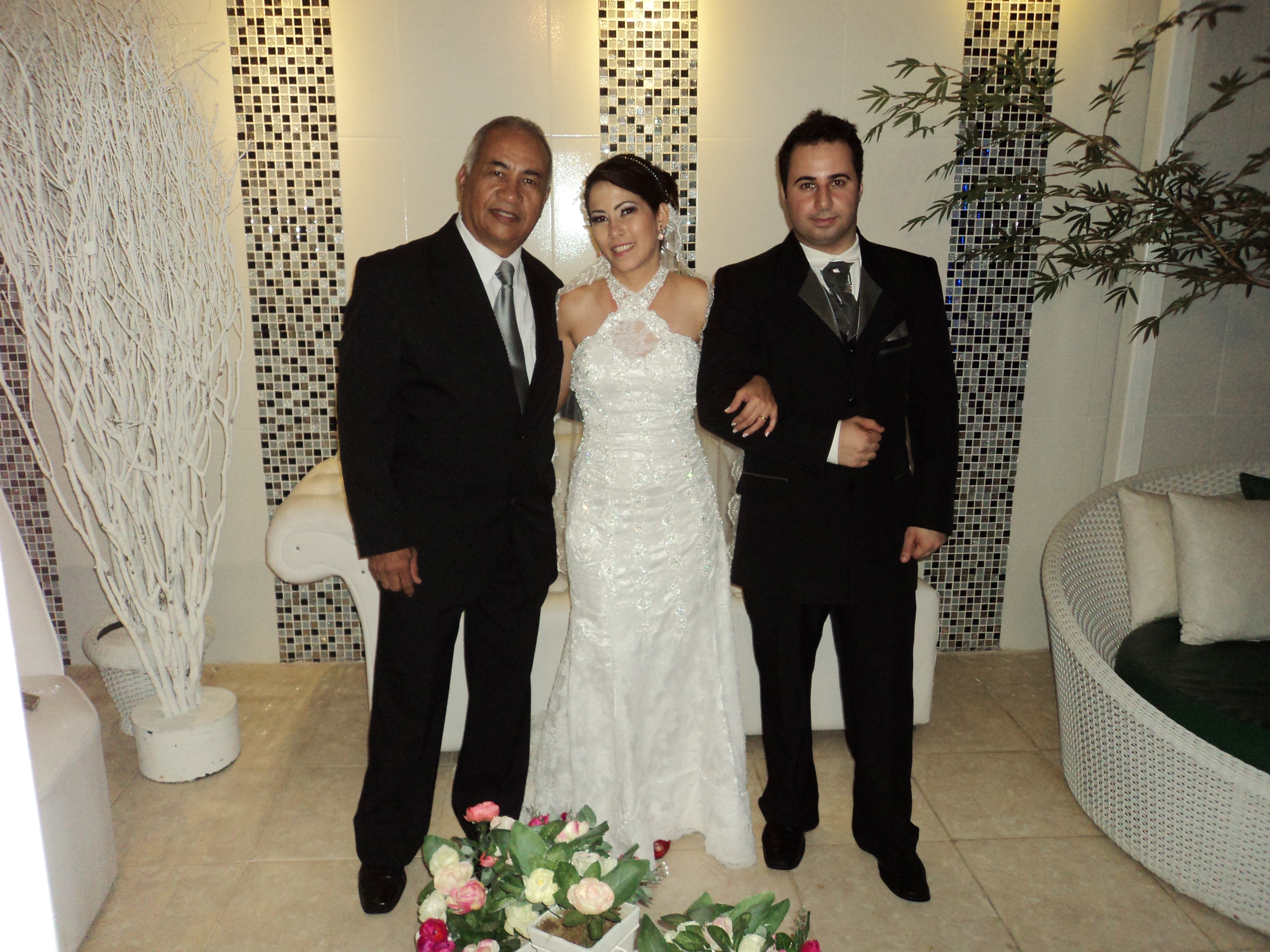 Na foto os noivos Juliana Brum e Pedro Paulo com Túlio à esquerda