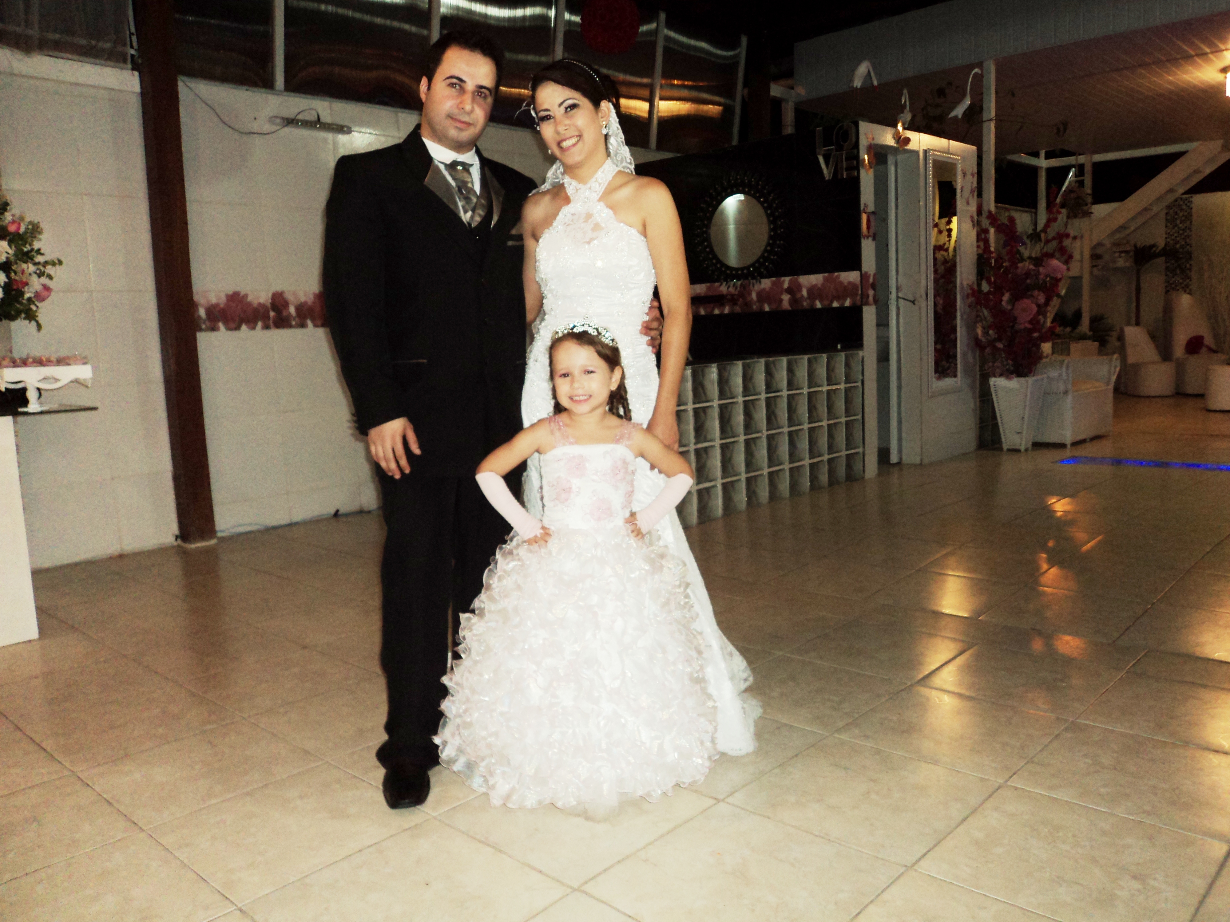 Na foto os noivos Juliana Brum e Pedro Paulo com sua daminha de honra.