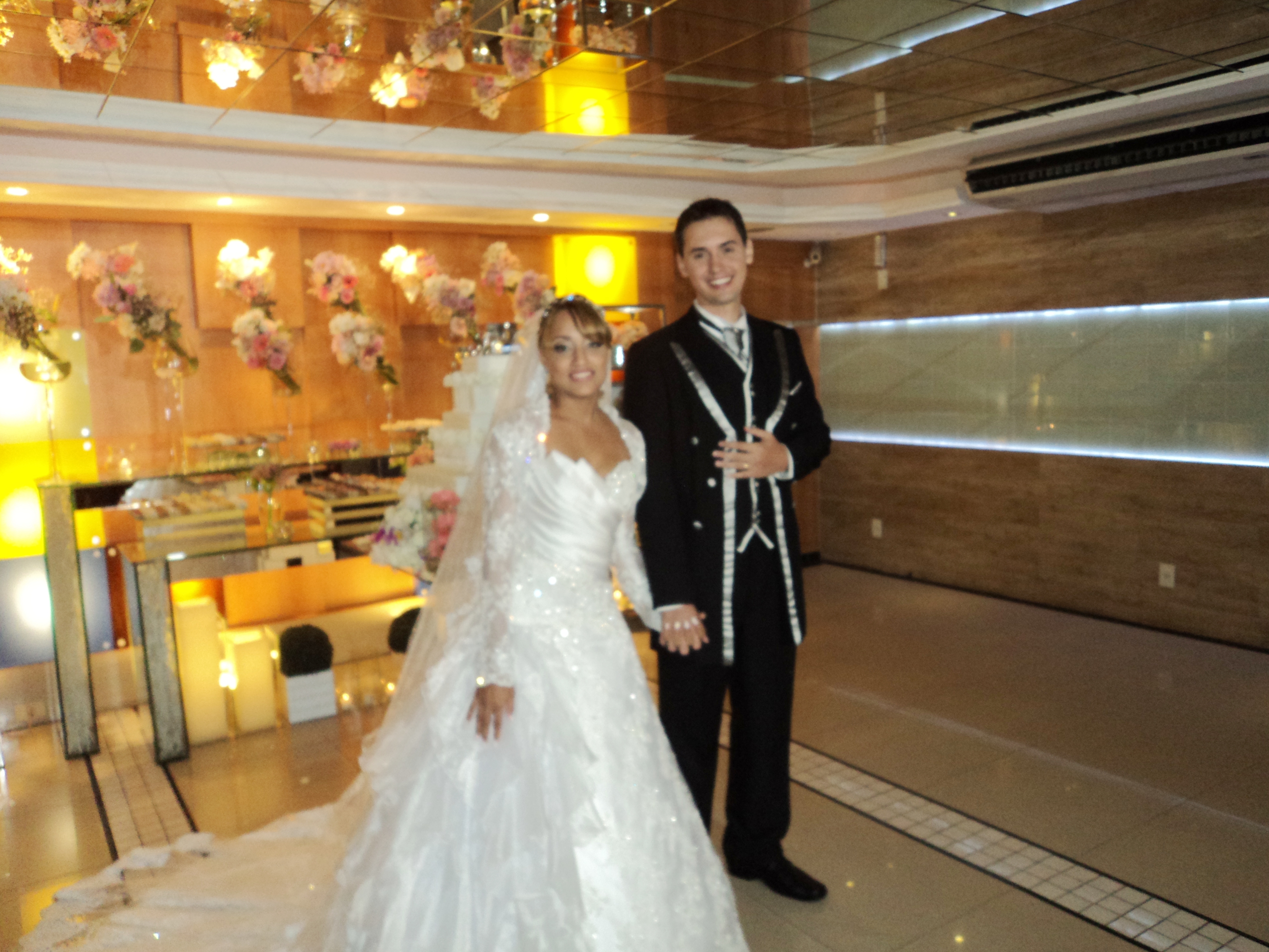 Foto do casal de noivos Luiz Alberto e Thuany. 