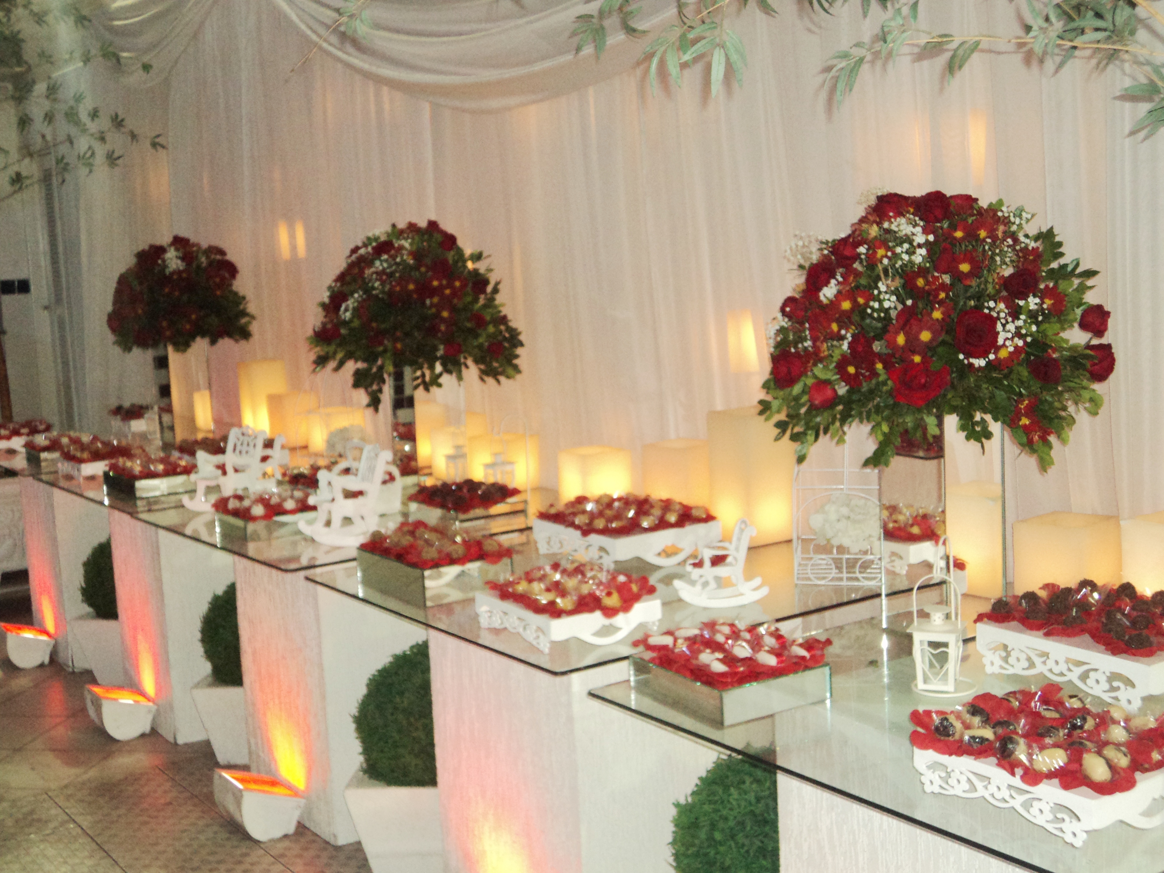 Mesa de doces e bolos do casamento da Sabrina e Deivid, na casa de festas Maison Royale.
