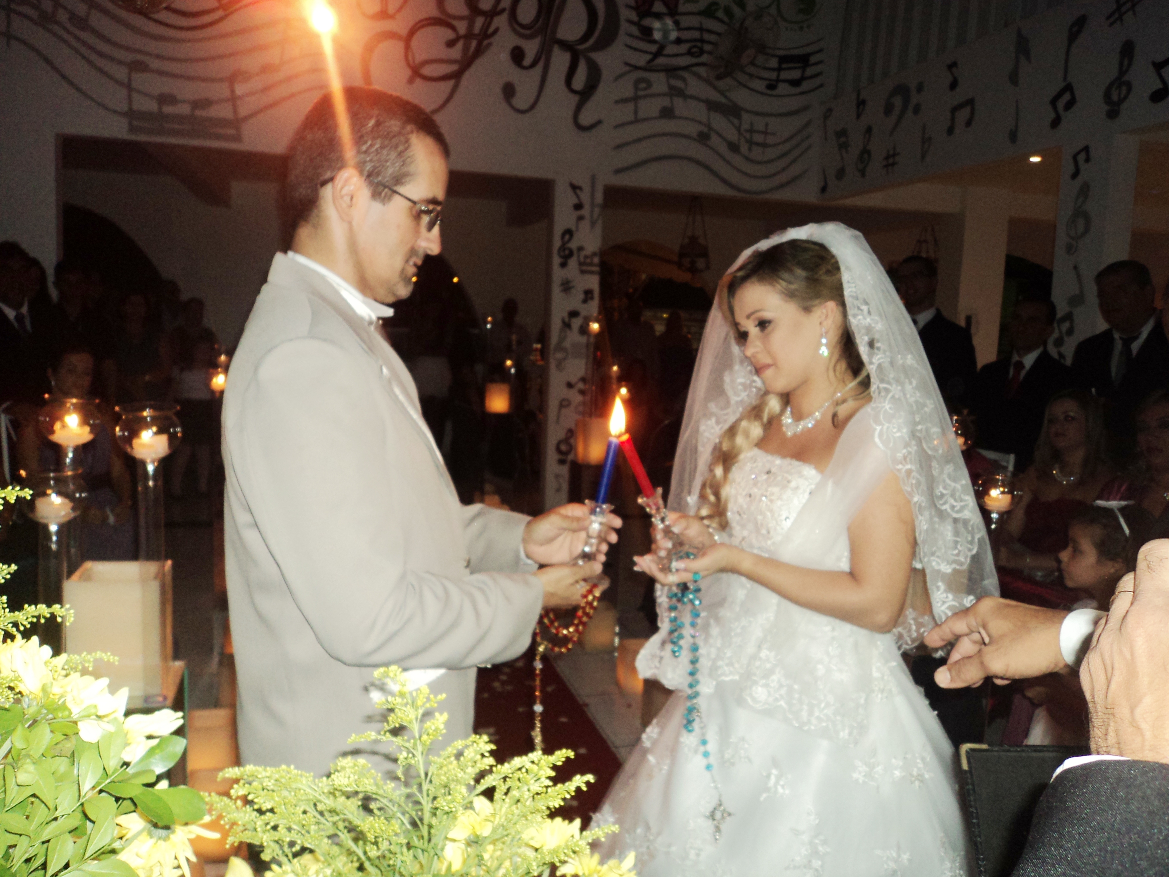 Momento do "ritual com velas" na cerimônia dos noivos: Marcus e Evelyne.
