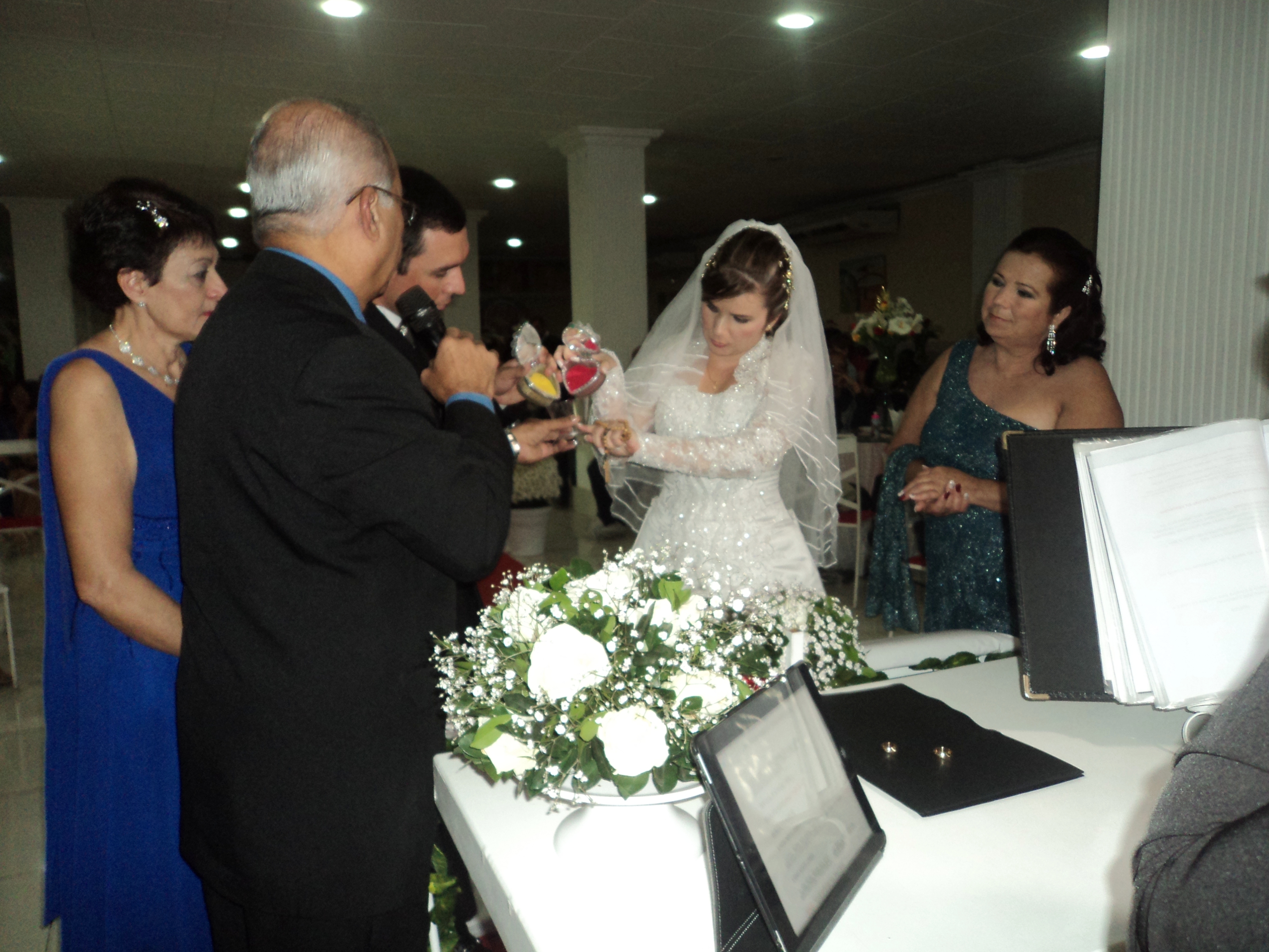 foto boa ritual com areias Túlio com noivos Manoel felipe e Juliana, 27.7.14, Sitio Quebra Dente