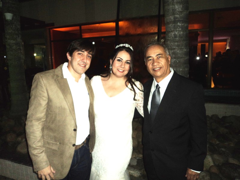 FOTO DE TULIO COM NOIVOS ROBERTA E DANIEL,5.9.14, BARRA