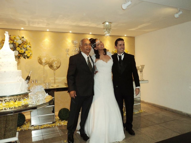 foto Túlio à direita, com os noivos Hugo e cintia