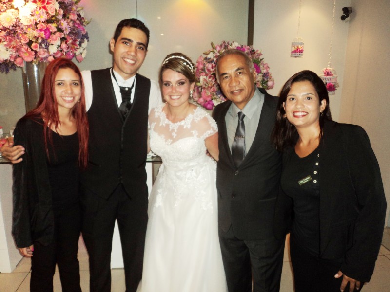 Foto dos noivos Fernando Araujo e Camila Aguiar com nossa equipe: Jessica Razuk, Túlio de Pinho e Ana Beatriz.