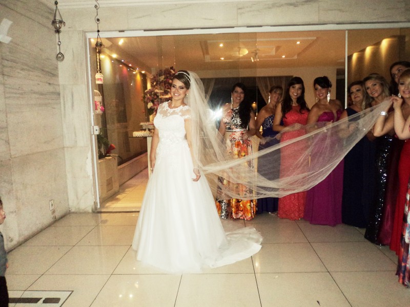 Foto da noiva Camila Aguiar com suas madrinhas.