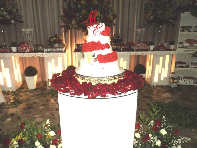 foto mesa de bolo dos noivos Marco e Erica