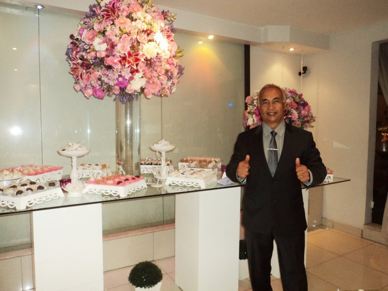 Na foto Túlio de Pinho na frente da mesa de doces.