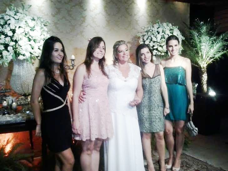 Na foto a noiva Patricia ao centro com suas madrinhas.