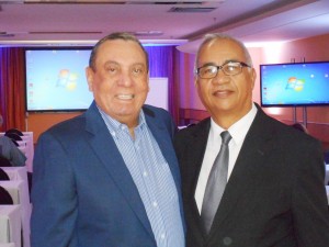 Foto Bento Alcoforado, presidente da Abióptica, com Túlio de Pinho, à direita.