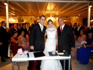 Foto dos noivos com Túlio de Pinho.