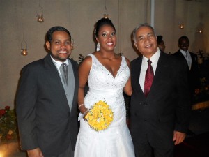Na foto os noivos, com Tulio de Pinho , logo após cerimônia na Casa de festas BLESS.