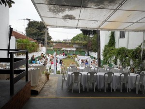 Foto do espaço de festa e cerimônia ao ar livre.