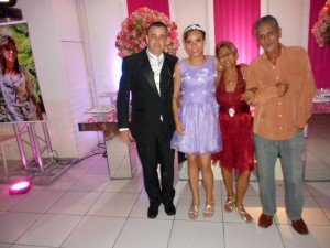 Na foto o pai da debutante Luis Claudio, Ela, sua avó Rosângela e um tio.