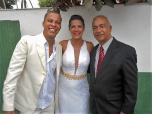 Na foto o noivo Tiago, a noiva Viviane e Túlio de Pinho, logo a pós a cerimônia.