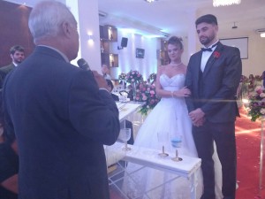 foto do momento da cerimônia com Tulio de Pinho e os noivos Flávio e Silvia.