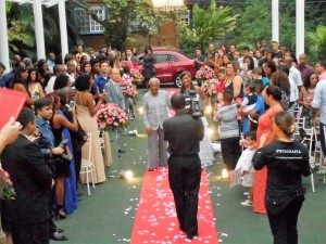 Momento da entrada da noiva Danielle no Solar Macembu, RJ.