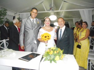 Foto dos noivos com Túlio de Pinho logo após a cerimônia.